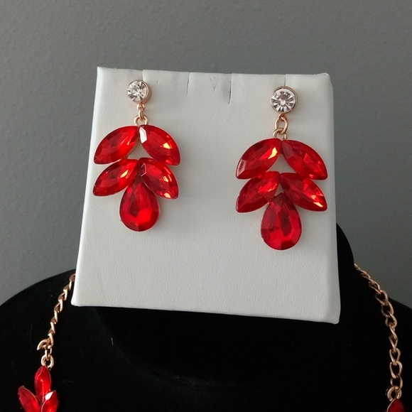Red Rhinestones New Necklace Set - Picture 2 of 4